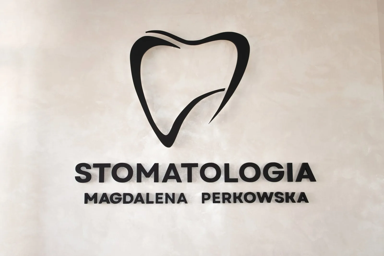 Znak Stomatologia Magdalena Perkowska we wnętrzu gabinetu